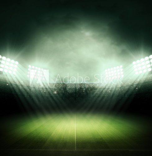 Nächtliche Stadionbeleuchtung im Nebel