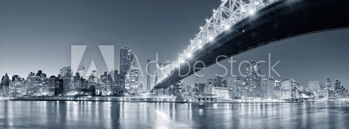 Nächtliches Panorama der Hängebrücke
