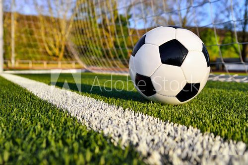 Nahaufnahme eines Fußballs im Tor