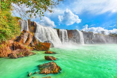Natürliche Frische mit Wasserfall-Motiv