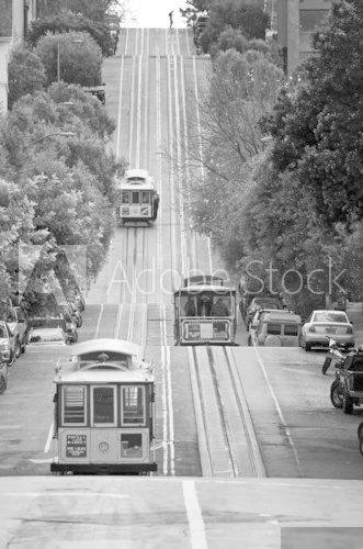 Schwarzweiß-Straßenbahn auf San Franciscos Hügeln