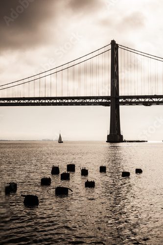 Silhouetten einer Hängebrücke im Sepia-Licht