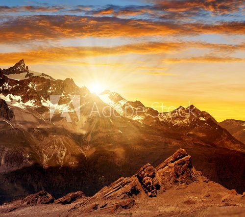 Sonnenstrahlen über alpiner Bergwelt