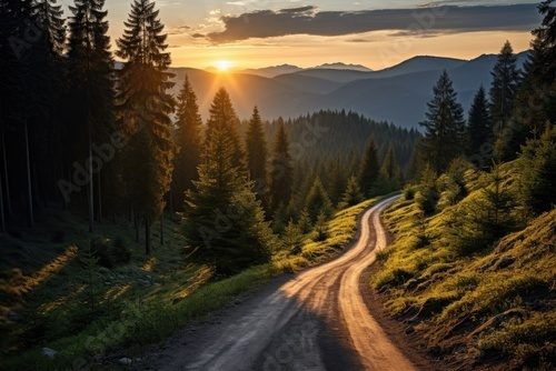Sonnenuntergang über sanften Hügeln