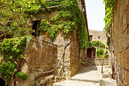 Sonnige Gasse mit verwittertem Charme
