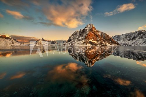 Spiegelnde Berglandschaft im Abendlicht
