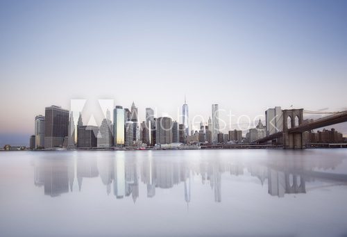 Spiegelnde Skyline New Yorks bei Dämmerung
