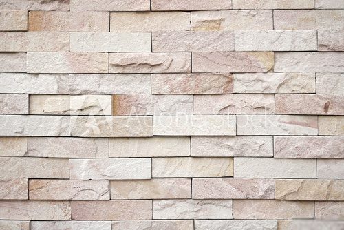 Strukturierte Natursteinwand in Beige