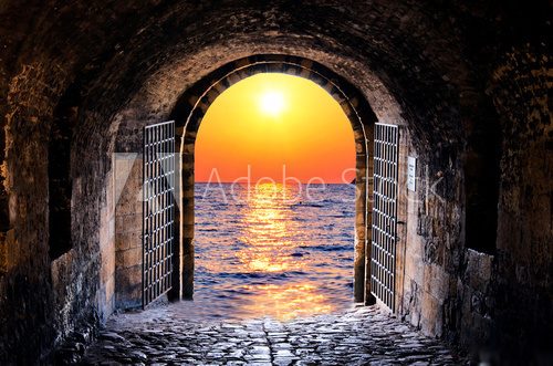 Tunnel and sea 