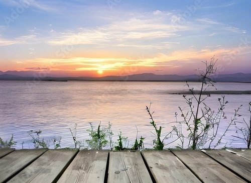 ウッドデッキから見る美しい湖の夕日