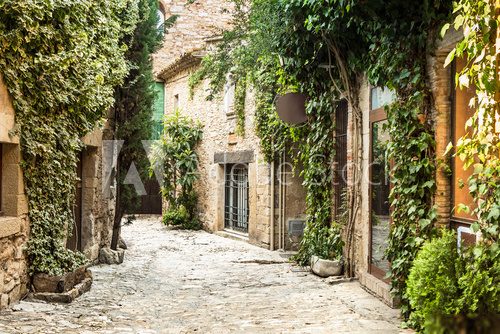 Verträumte Altstadtgasse im Sonnenlicht