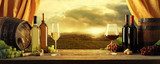 Abendliche Weinprobe im Sonnenlicht