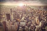Abendlicher Blick über die urbanen Hochhäuser