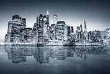 Dämmernde Skyline-Reflexion