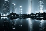 Futuristische Skyline im urbanen Spiegel
