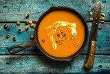 Herbstliche Kürbissuppe in rustikalem Ambiente