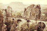 Historische Brücke in nebliger Felslandschaft