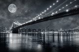 Most Brookliński w pełni księżycowego blasku
