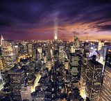 Nächtliche Metropole unter dramatischem Himmel