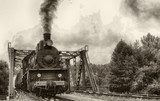 Nostalgische Dampflok auf Brücke