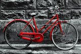Rotes Zweirad im urbanen Retro-Flair