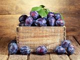 Rustikale Pflaumen auf Holz