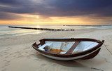 Samotna łódka i samotna plaża
