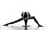 Schwarz-weiße Yoga-Silhouette