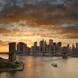 Skyline-Panorama im goldenen Abendlicht