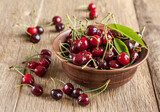 Sommerliche Kirschernte in Holzschale
