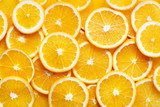 Sommerliches Spiel der Orangenscheiben