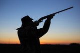 Sonnenuntergangs-Silhouette eines Jägers