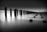 Symmetrische Stille am nebligen Meer