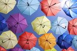 Symmetrisches Regenschirm-Dach in Sommerlicht