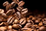 Tanzende Kaffeebohnen im Lichtspiel