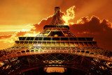 Wieże Eiffela w promieniach słońca
