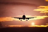 Abendlicher Flug über der Landschaft