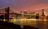 Brooklyn Bridge mit Skyline bei Nacht 