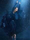 Eleganter Tanz im nächtlichen Regen