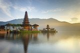 Friedliches Bali-Tempelpanorama am See