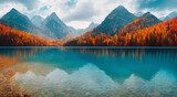 Herbstliche Bergidylle am See