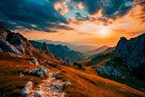 Herbstliche Berglandschaft im Sonnenuntergang