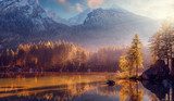 Herbstliche Bergsee-Idylle im Morgenlicht