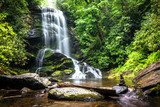 Idyllischer Wasserfall im grünen Wald