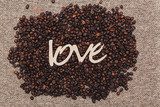 Kaffeebohnen-Herz mit Liebes-Schriftzug
