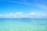 Klares Sommermeer mit Inselblick