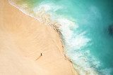 Kraftvolle Meeresbrandung am Strand