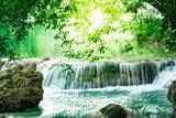 Kraftvoller Wassersturz im grünen Wald
