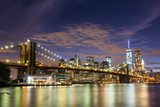 Lichterglanz an der Brooklyn Bridge bei Nacht
