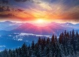 Magischer Morgen über verschneiten Gipfeln